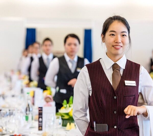 Tuyển phục vụ nhà hàng Singapore